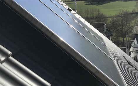 Um das Sonnenlicht optimal zu nutzen, wurden Solarmodule auf dem Dach montiert.