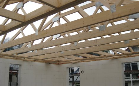 Die DuoTherm-Elemente wurden betoniert und der Dachstuhl errichtet.