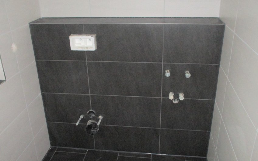 Zwei verschiedene Farben der Fliesen wurden im Badbereich verwendet.