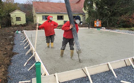 Vor dem Betonieren erfolgte das Einschalen der Bodenplatte, damit das Erdreich nicht nachrutschen kann, somit kann jetzt die Bodenplatte betoniert werden.
