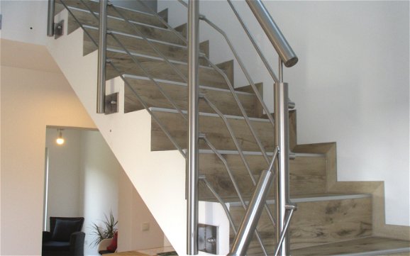 Auf der Betontreppe wurde entsprechend in Holzoptik der gewünschte Treppenbelag angebracht. 