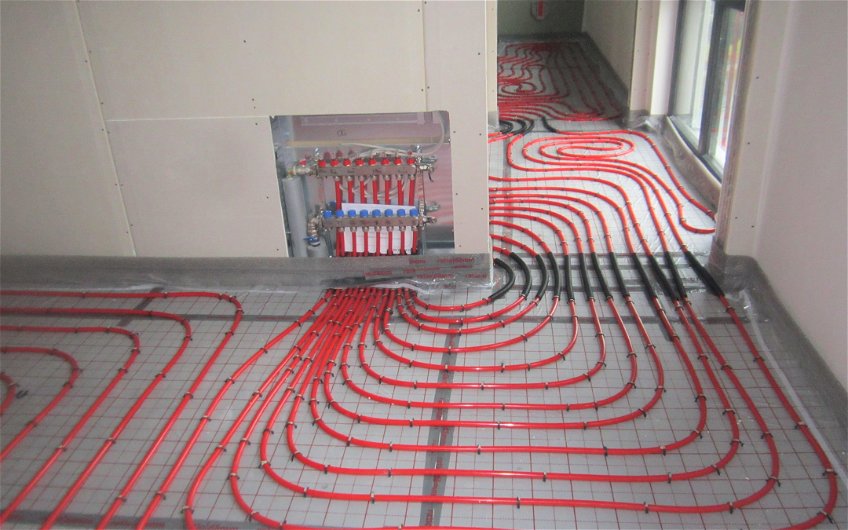 Die Heizkreise (Rohrleitungsschleifen) einer Fußbodenheizung wurden jeweils mit einem Vorlauf und Rücklauf an den Heizkreisverteiler mittels Klemmverschraubungen angeschlossen.