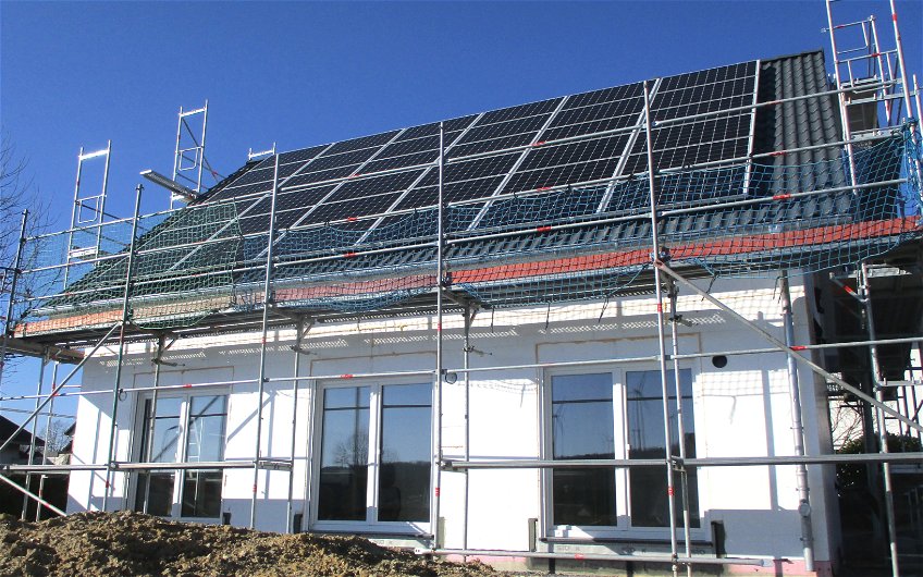 Auf dem Satteldach wurde die Solaranlage montiert.