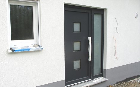 Für mehr Sicherheit sorgt die neue Haustür. Hochwertiges Strukturglas sorgt in der Diele für Lichteffekte.