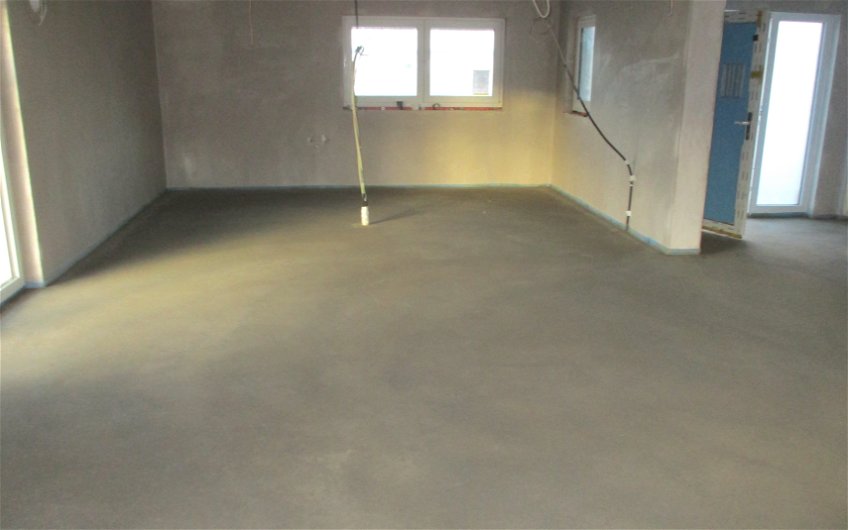 Es erfolgte die Verlegung von Estrich für die Fußbodenheizung auf vorbereitetem Heizsystem.