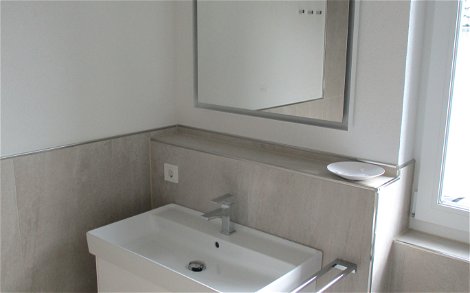 Spiegel und Waschbecken inklusive Unterschrank wurden angebracht.