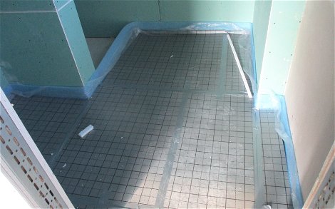 Die untere Dämmebene ermöglicht eine bessere Wärmeleitung der Fußbodenheizung nach oben.
