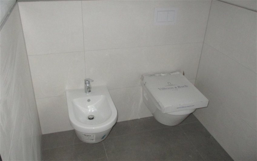 Mit dem Bidet haben sich die Bauherren für ein Extra an Hygiene und Sauberkeit in Ihrem Badezimmer entschieden.