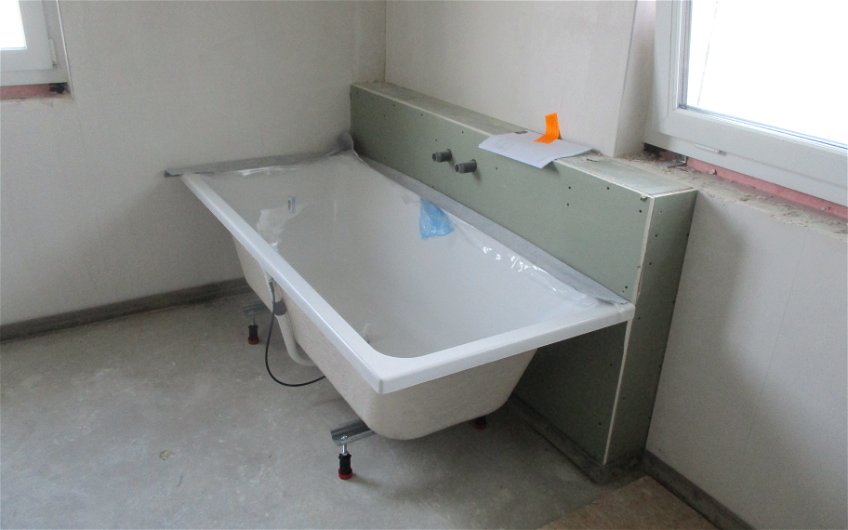 Während der Sanitär-Rohinstallation konnte die Badewanne positioniert werden. 