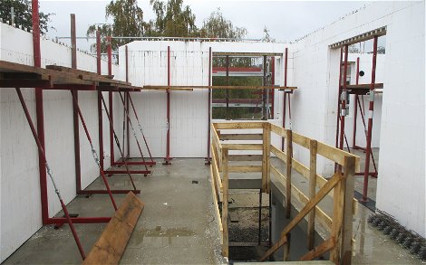 Für die Errichtung des Dachgeschosses wurde die Betondecke verlegt und eine Aussparung der Treppenöffnung berücksichtigt.
