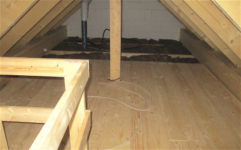 Unter dem Satteldach wurden im Dachboden Holzdielen verlegt.