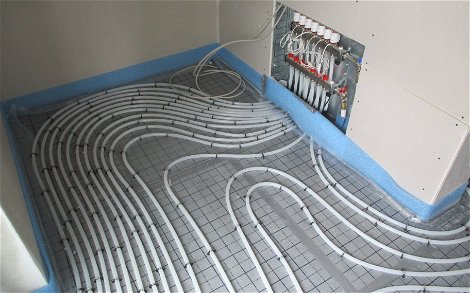 Der Heizkreisverteiler ist ein Bauteil der Fußbodenheizung und wird zur Wärmeverteilung benötigt. 