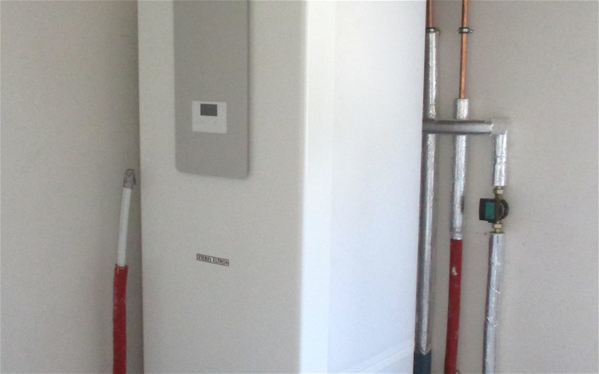 Im Hauswirtschaftsraum wurde die Luft-Wasser-Wärmepumpe aufgestellt.
