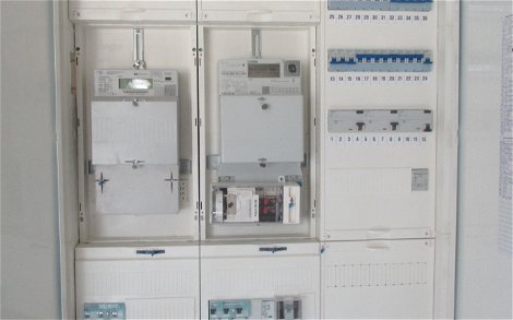  Der Stromkasten wurde montiert und die Sicherungen entsprechend beschriftet.