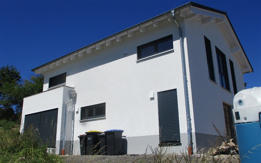 Das Haus Allea in Kombination mit anthrazitfarbenen Fensterrahmen.