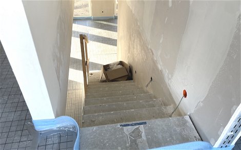 Im Zuge der Elektro-Rohinstallation wurden die Leitungen für die Spots im Treppenaufgang verlegt.