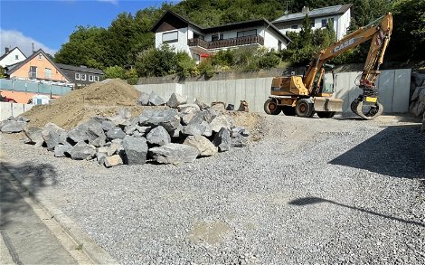 Große Steine schützen das Baugrundstück.
