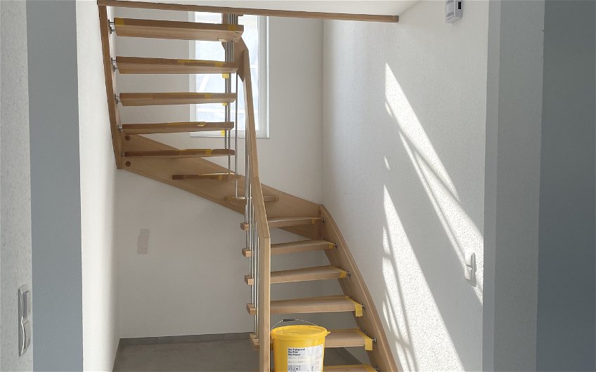 Eine moderne Holztreppe wurde montiert und verbindet beide Etagen.