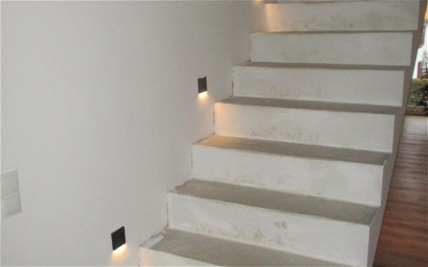 Für mehr Sicherheit im Dunkeln sorgt die integrierte Beleuchtung der Spots am Treppenaufgang.