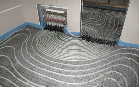 Ein Bauteil der Fußbodenheizung ist der Heizkreisverteiler.