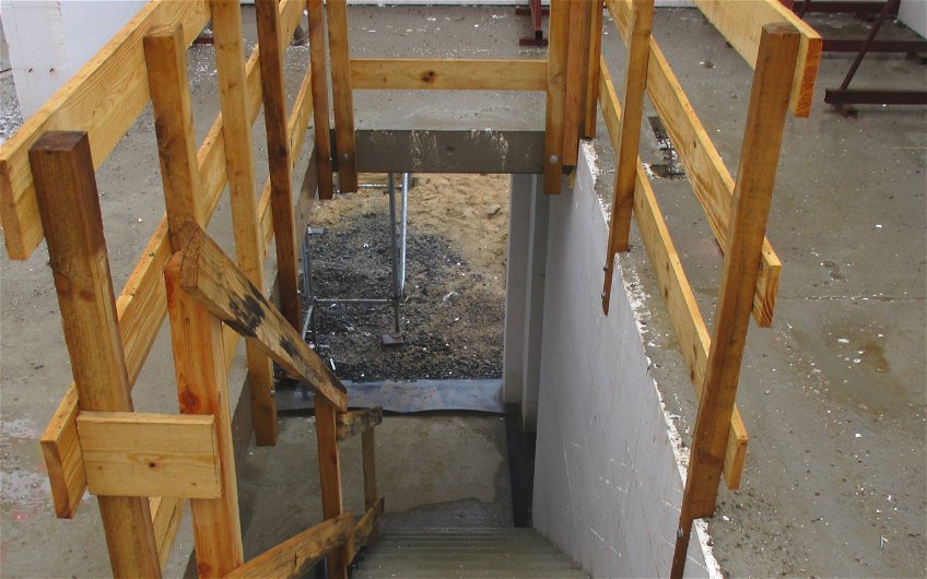 Bereits während den Rohbauarbeiten im Dachgeschoss schützt die Holzbrüstung am Treppenhaus.