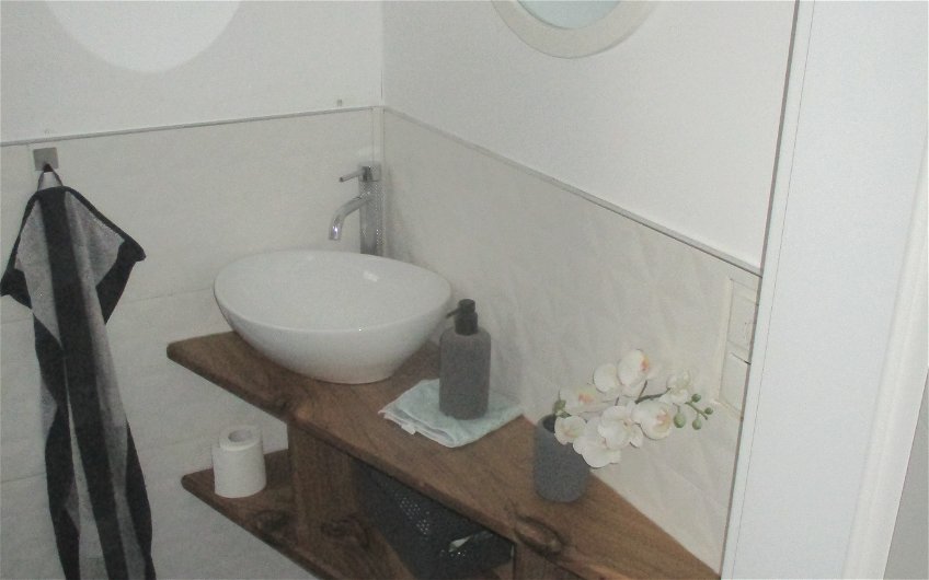 Eine schöne Kombination: Waschbecken und Ablage im Gäste-WC.