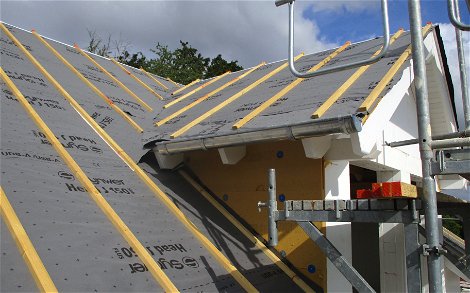 Während der Dachdeckerarbeiten konnten auch die Dachrinnen montiert werden.