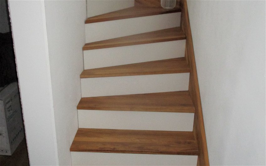 Mit dem Einbau der Treppenstufen ist eine sichere Verbindung zwischen beiden Etagen entstanden.