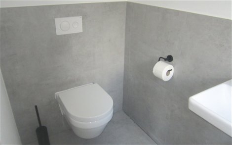 Die Gästetoilette mit passendem Waschbecken wurden montiert.