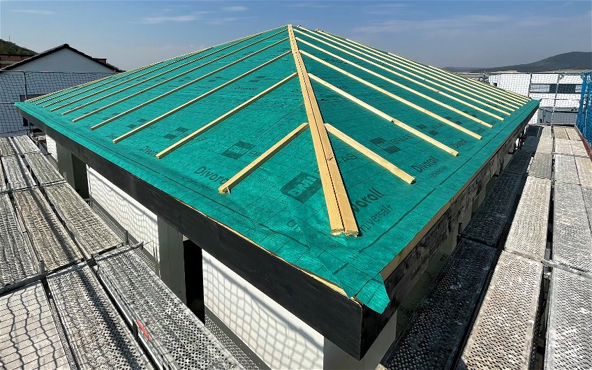 Die Dachfolie gewährleistet, dass keine Flüssigkeit durch das Dach hindurchdringen kann.