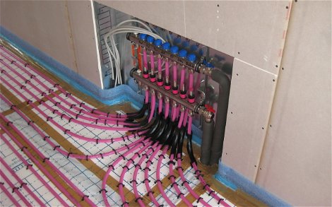 Die Heizkreise (Rohrleitungsschleifen) der Fußbodenheizung wurden jeweils mit einem Vorlauf und Rücklauf an den Heizkreisverteiler mittels Klemmverschraubungen angeschlossen.