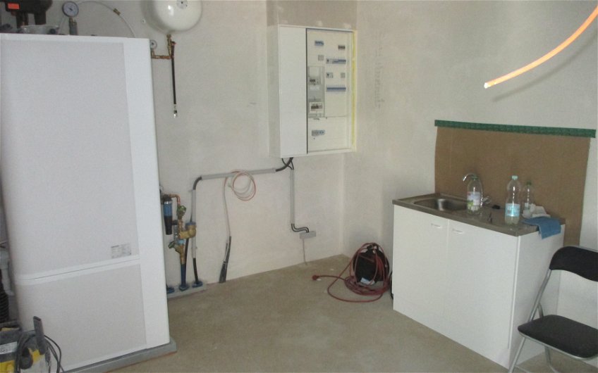 Im Hauswirtschaftsraum konnte noch ein Waschbecken für Schmutzwasser / Grauwasser untergebracht werden.