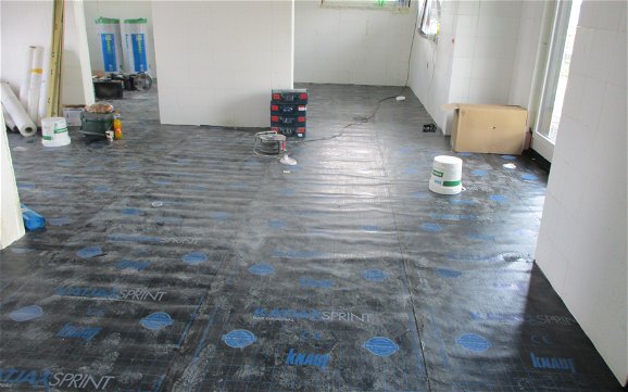 Die Folie dient zur Bauwerksabdichtung der Bodenplatte gegen aufsteigende Feuchte.