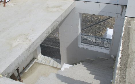 Die robuste Betontreppe ist sofort begehbar und es muss während der Bauphase keine Rohbautreppe eingebaut werden.