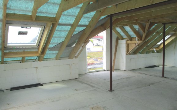 Durch bereits befestigte Dachfolie wird der Dachstuhl geschützt.