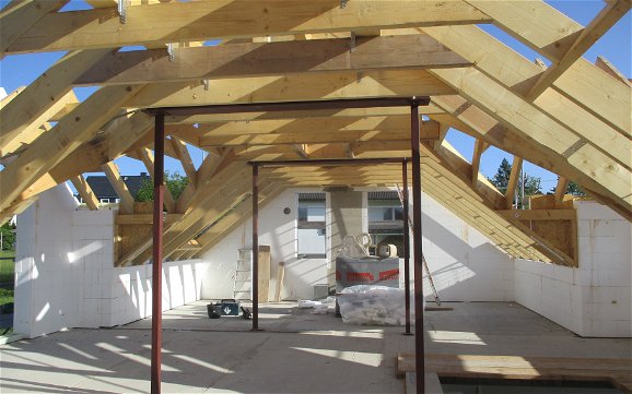 Der von der Zimmerei angefertigte Dachstuhl unterstreicht die individuelle Architektur des Kern-Hauses Aura.