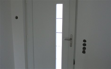 Die hochwertige Haustür ist von innen Weiß und außen in Wunschfarbe Anthrazit, somit verleiht der Hauseingang dem Betrachter ein unvergängliches Ambiente.