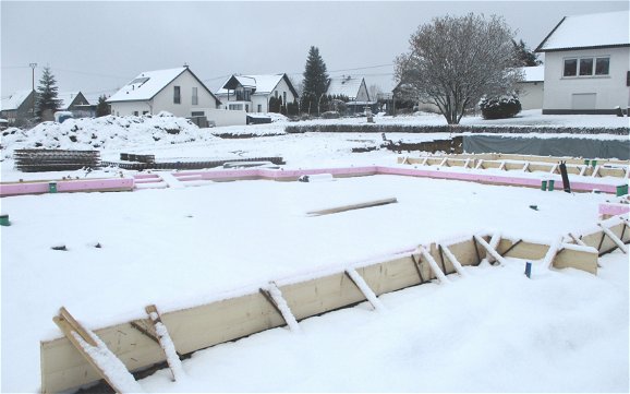 Schneegestöber im März lässt die Arbeiten auf der Baustelle ruhen.