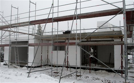Trotz Schneefall wird auf der Baustelle weitergearbeitet.