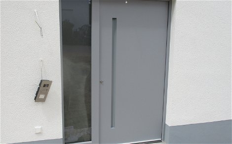 Die Haustür in Kombination mit festen Glaselementen harmoniert hervorragend zum Kern-Haus.