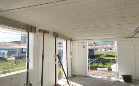Vom Werk vorgefertigte Stahlbetondeckenplatten verbinden zukünftig das Erdgeschoss mit dem Dachgeschoss.