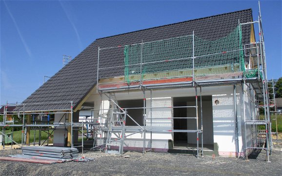 Die Dacheindeckung schützt das Kern-Haus zukünftig vor Wind und Wetter.