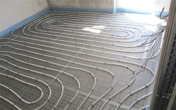 Die untere Dämmebene ermöglicht eine bessere Wärmeleitung der Fußbodenheizung nach oben.