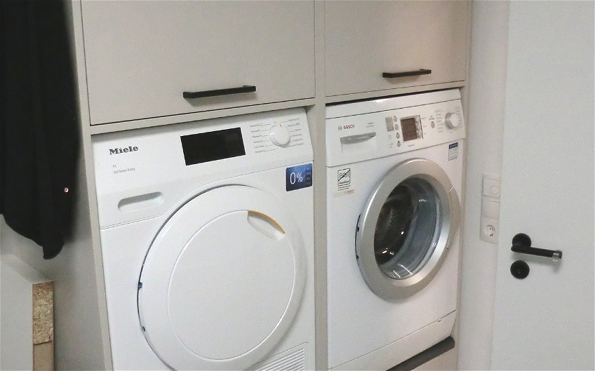 Perfekte Höhe und bedienerfreundlich sind die praktischen Schränke für Waschmaschine und Trockner!