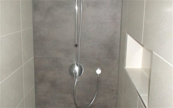 Mit der Montage der Armatur ist der Duschbereich vervollständigt.