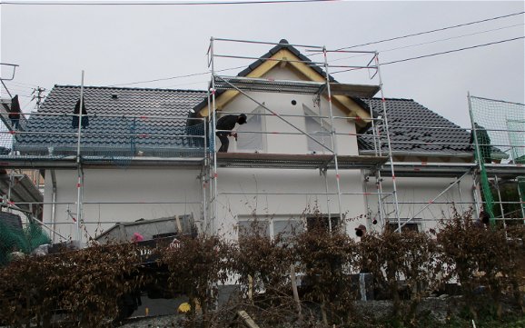 Die Dacheindeckung schützt das Kern-Haus zukünftig vor Wind und Wetter.