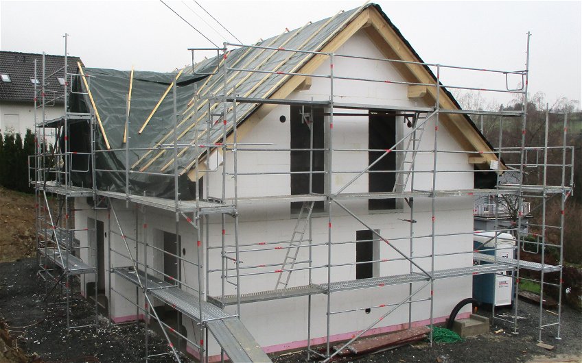 Die Fassade des Hauses ist mit dem Errichten des Dachstuhles gut sichtbar.