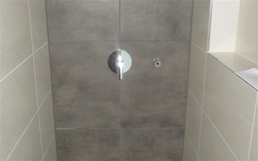 Die Nische in der Dusche ist das perfekte Designelement.