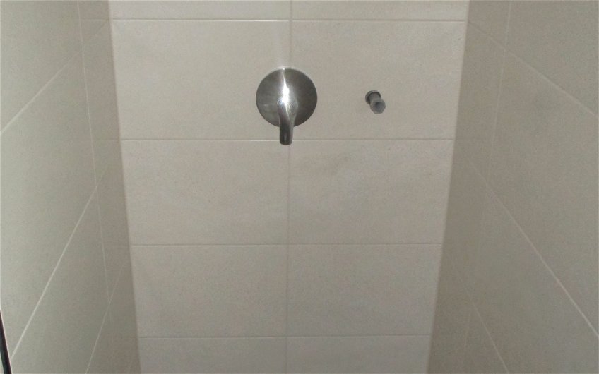 Der Duschbereich wurde gefliest.