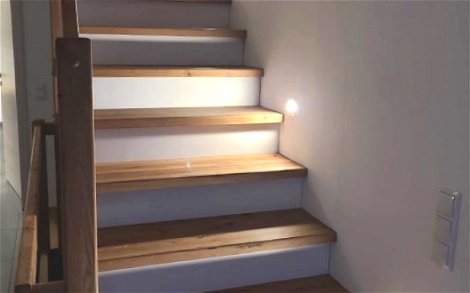 Für tolle Lichteffekte sorgt die integrierte Beleuchtung der Treppenstufen.